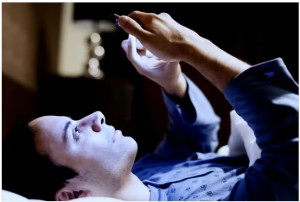 El peligroso motivo por el que no hay que usar el celular antes de dormir