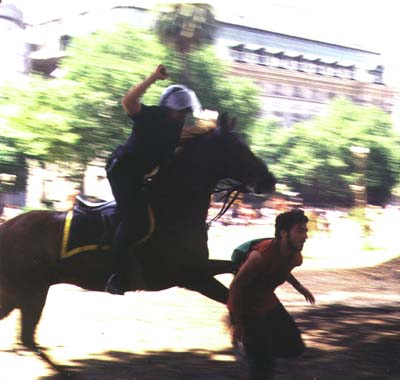 Represión y caballo