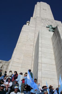 Al pie del monumento