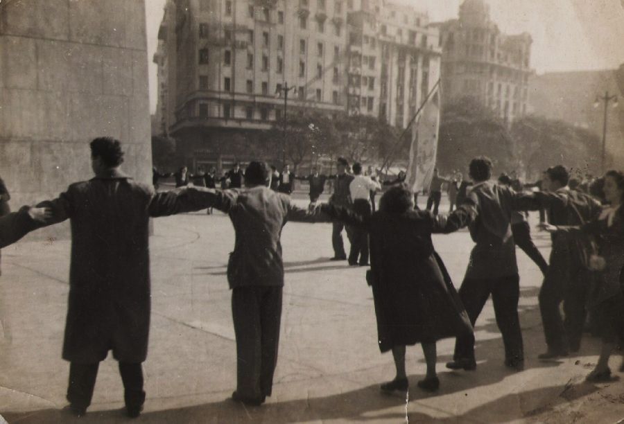 "1949- bailando alrededor del Obelisco" de Tzvi Katz