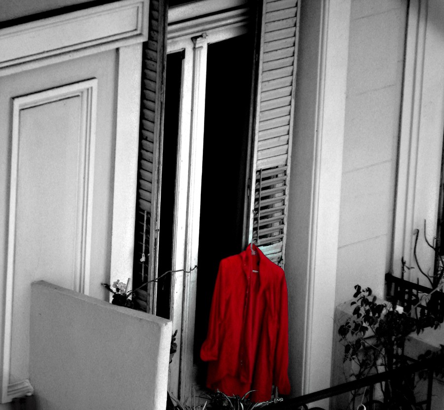 "Camisa roja colgada en balcon al frente" de Sebastian Maldonado