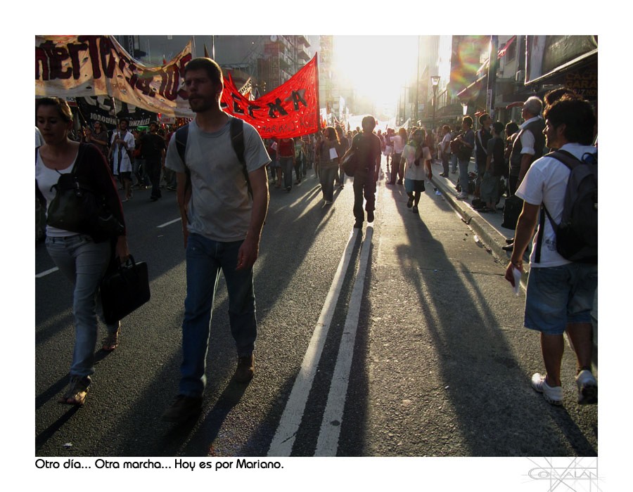 "Marchando por Corrientes." de Silvia Corvaln