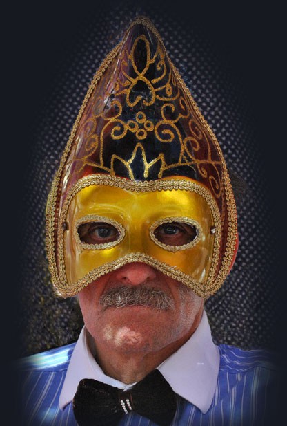 "mascara dorada" de Hugo Carballo (oxido)