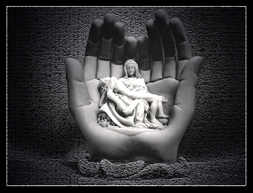 "Las manos de La Piedad" de Maria Cristina Silva