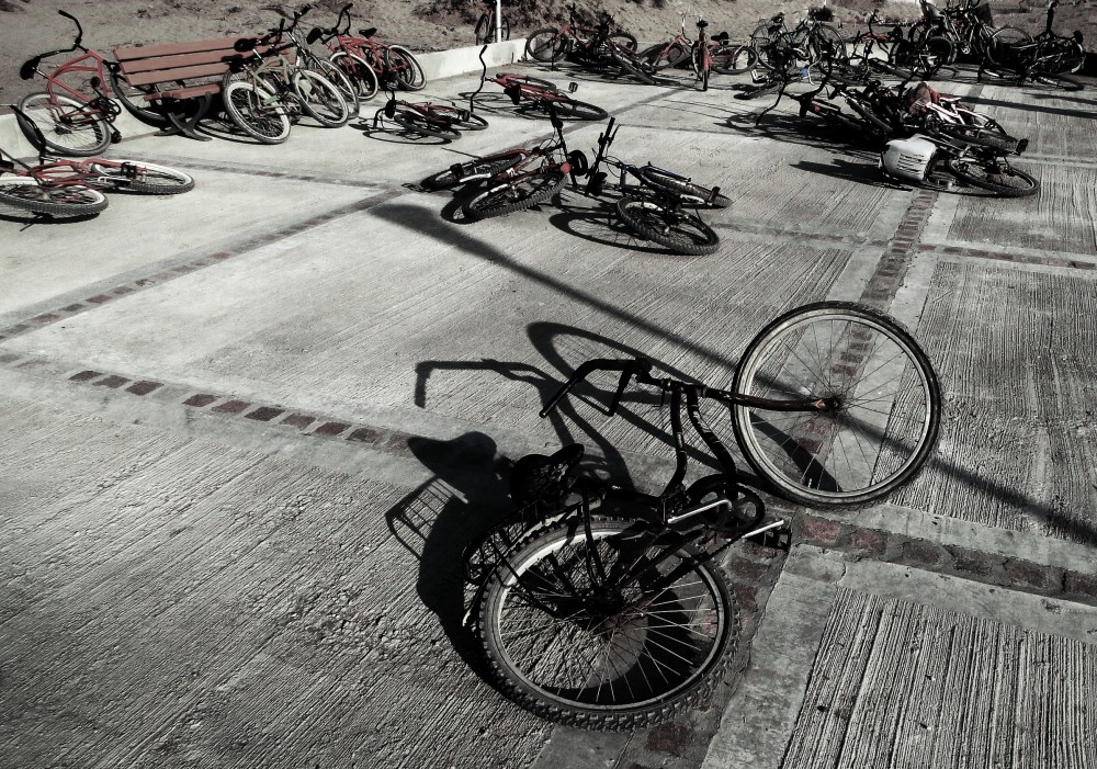 "Cementerio de bicicletas II" de Eduardo Ponssa