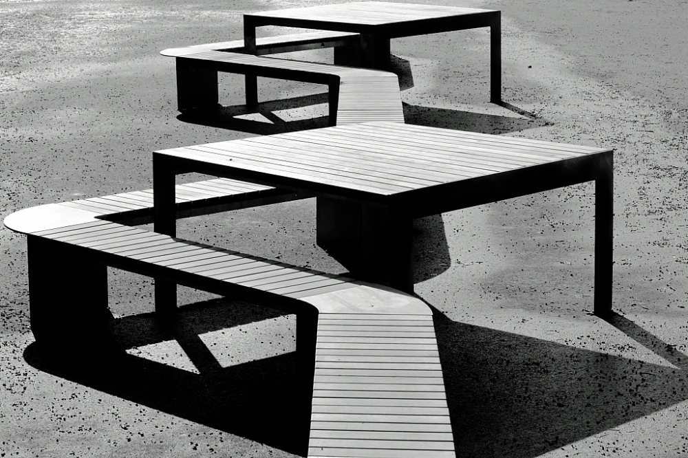 "Un banco - dos mesas." de Magne Myhre