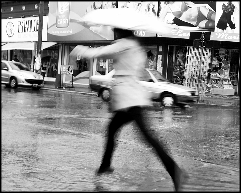 "Saltando bajo la lluvia" de Andres Mancuso