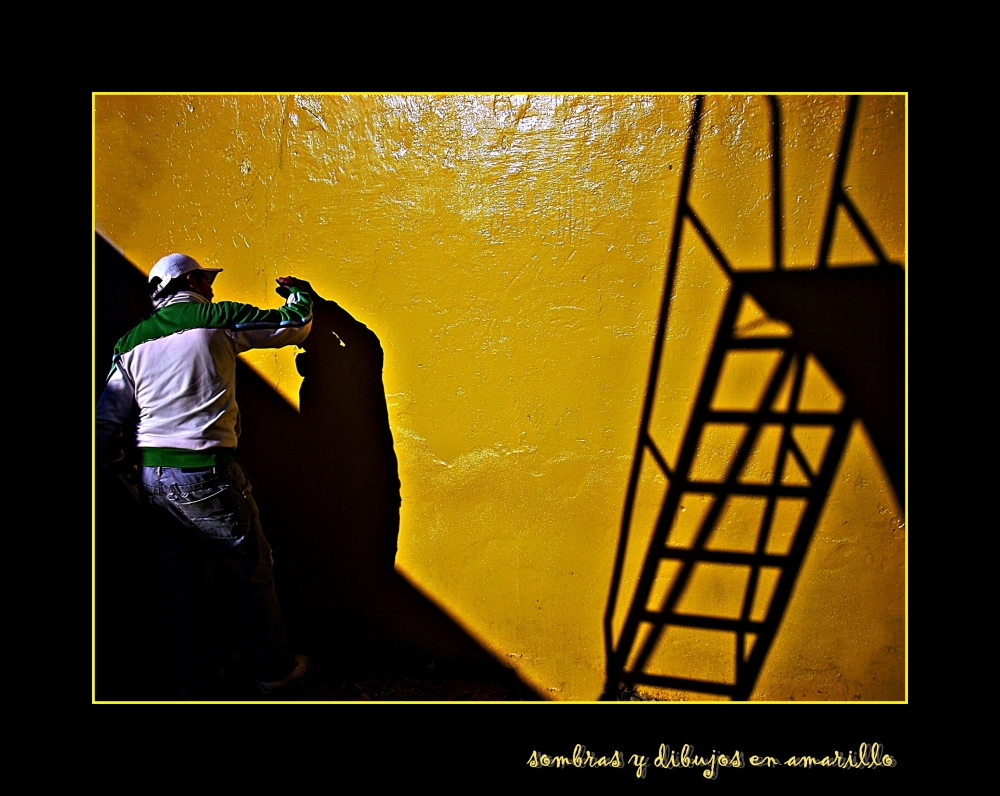 "sombras y dibujos en amarillo" de Claudia Rios