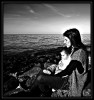 `Madre e hijo junto al ro`