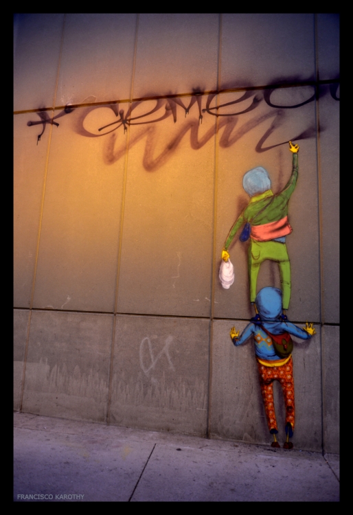 "Graffitis pintando Graffitis" de Francisco Karothy