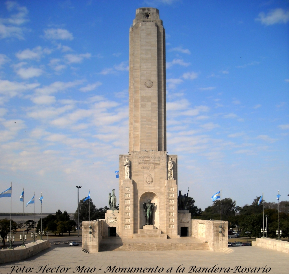 "Monumento a la Bandera-Rosario" de Hector Mao