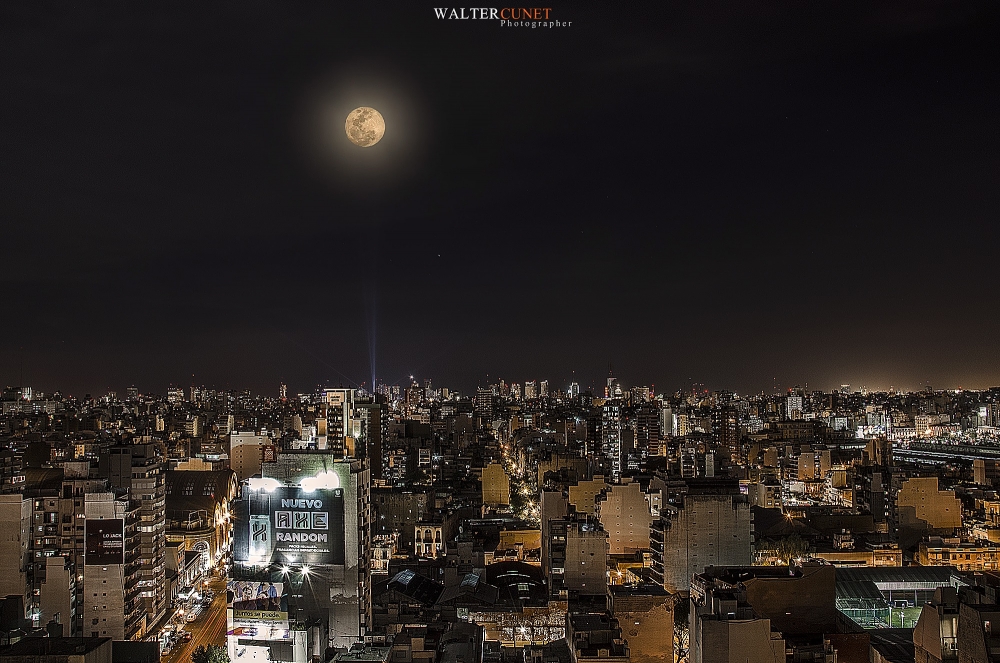"Foll moon en Buenos Aires City." de Walter Cunet