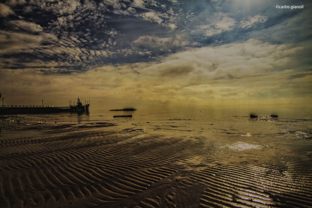 "La playa, el cielo y el muelle" de Carlos Gianoli