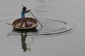 Pescador en bote-canasta