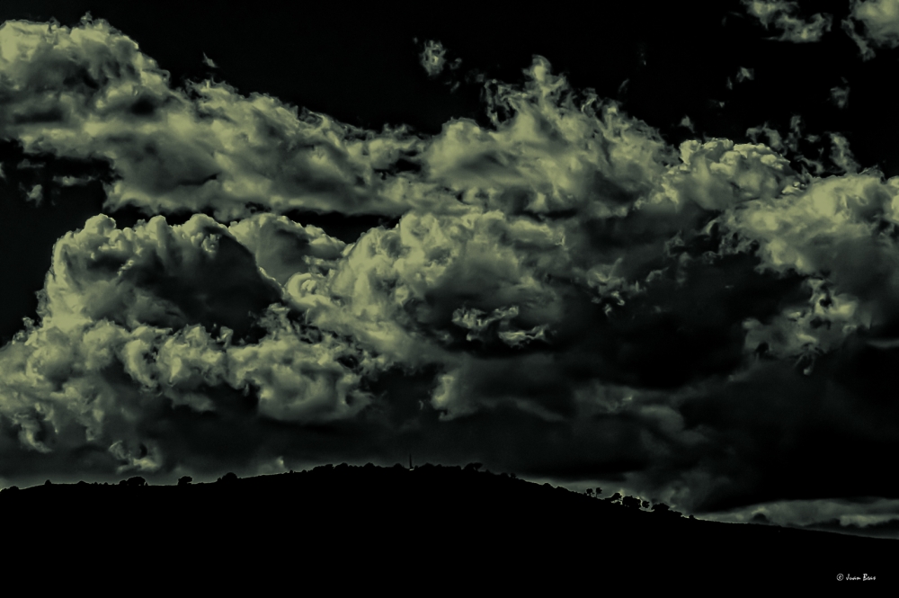 "Cima con nubes." de Juan Beas