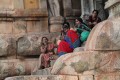 Mujeres en la escalera del templo