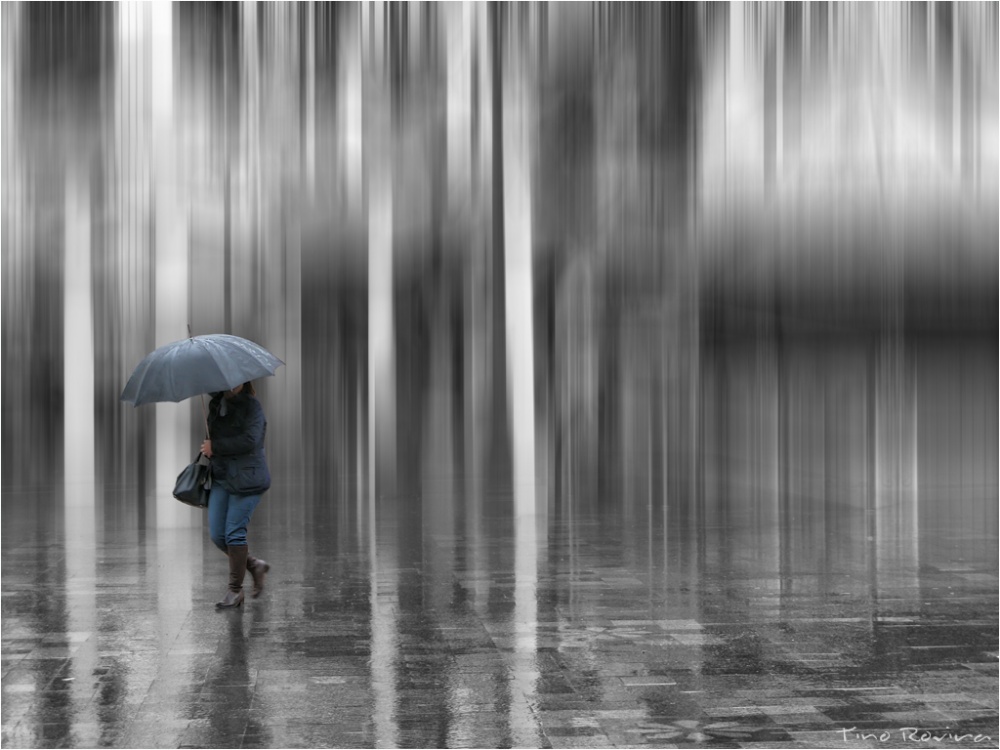 "Llueve en la plaza" de Tino Rovira