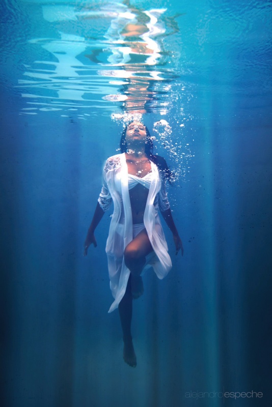 "Paula bajo el agua" de Alejandro Espeche