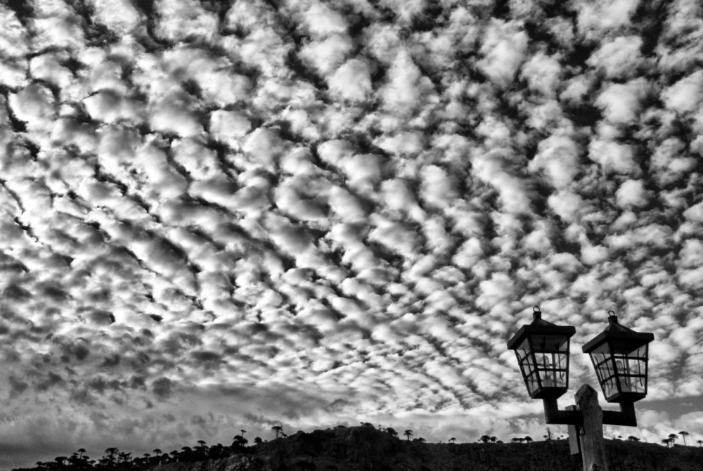 "Nubes iluminadas" de Mario Abad