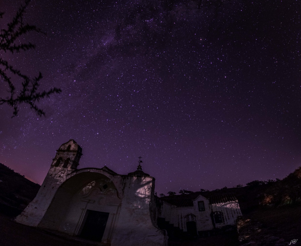 "iglesia de candonga nocturna" de Javier Crembil
