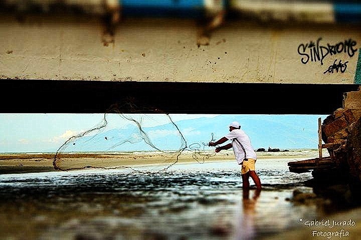 "Pescando debajo del puente - Sindrome -" de Gabriel Adrian Jurado