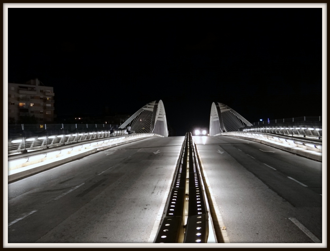 "Puente a la media noche" de Roberto Cceres