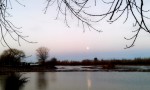 Luna llena sobre el ro Limay.