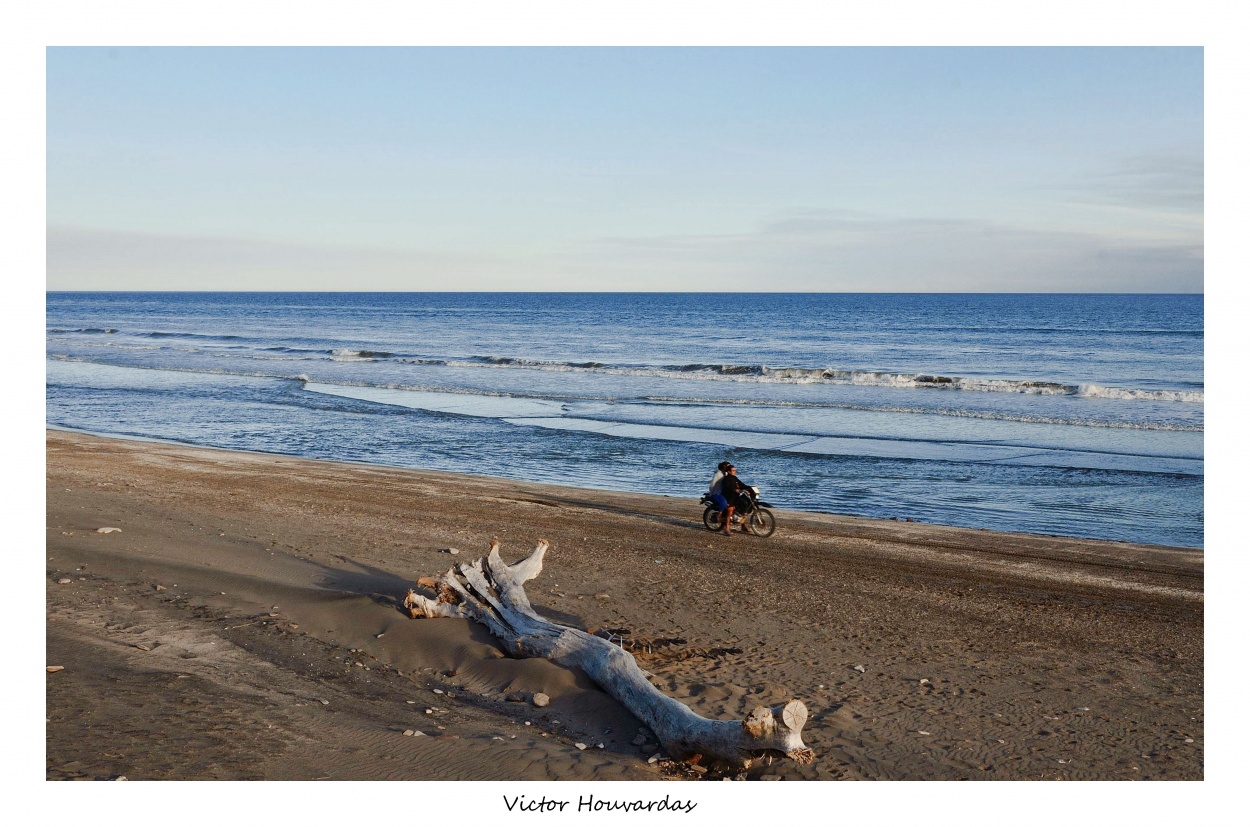 "Por la costa" de Victor Houvardas
