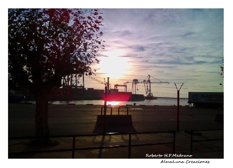 "El amanecer del dia 8055 en el puerto" de Roberto Medrano