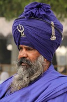 Sikh con ropa de gala.