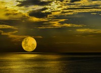 Noche de luna en el mar