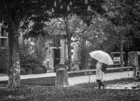 La chica del paraguas blanco