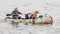 El hombre , la canoa y los perros.