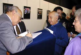Luis Morilla firmando ejemplares de su libro