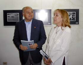 Beatriz Mitsouko Cullen, Directora de la Galería, presentando a Luis Morilla