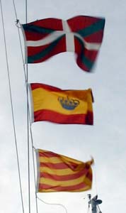 Las banderas del Joseph Konrad:  Ikurrina (Baska), Española y Senyera (Catalunya)