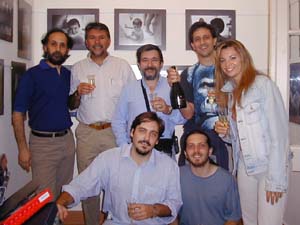 Daniel García, Becquer, Humberto, Luparia (sosteniendo el Barón B), Carolina, Matías y Tomás (Padre Murphy).