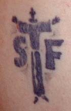 Tatuaje de San Francisco de Asís en el omóplato derecho de Padre Murphy, de sus épocas de seminarista.
