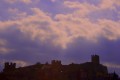 Nubes sitiando las murallas de la ciudad Montblanc