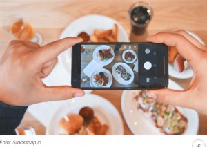 El uso del celular durante la comida, un fastidio para los argentinos