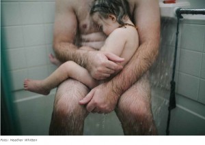 Una fotógrafa es llevada a juicio por una imagen de su marido y su hijo en la ducha