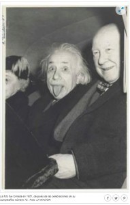 La historia detrás de la icónica foto de Albert Einstein con la lengua afuera