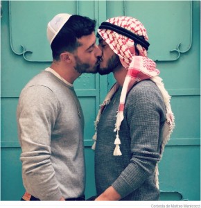 La historia detrás de la fotografía de dos hombres besándose en Jerusalén