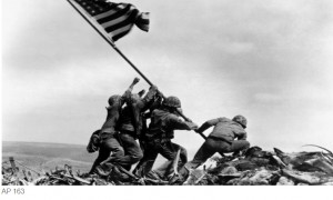 Dos banderas y un falso héroe: la historia oculta detrás de la icónica foto de Iwo Jima