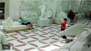 Un turista rompi una escultura de 200 aos por posar para una foto en un museo italiano