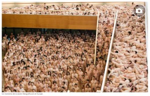Desnudos al Kubo: quince aos de la foto de Spencer Tunick en el Kursaal
