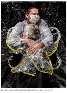 El primer abrazo de la pandemia gana el World Press Photo de 2021