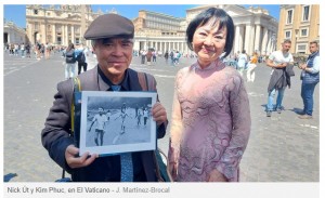 La nia de la bomba de napalm y su fotgrafo se reencuentran ante el Papa