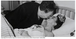 Postrada, acostada pintando o en su lecho de muerte: las fotos nunca antes vistas de Frida Kahlo impactan en el Malba