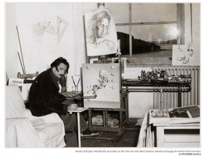 Una muestra fotográfica en los jardines de Portlligat repasa la vida de Dalí y Gala en la que fue su casa...